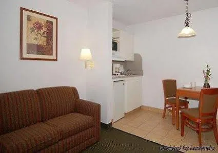 Suburban Studios Abercorn Savannah 2*,